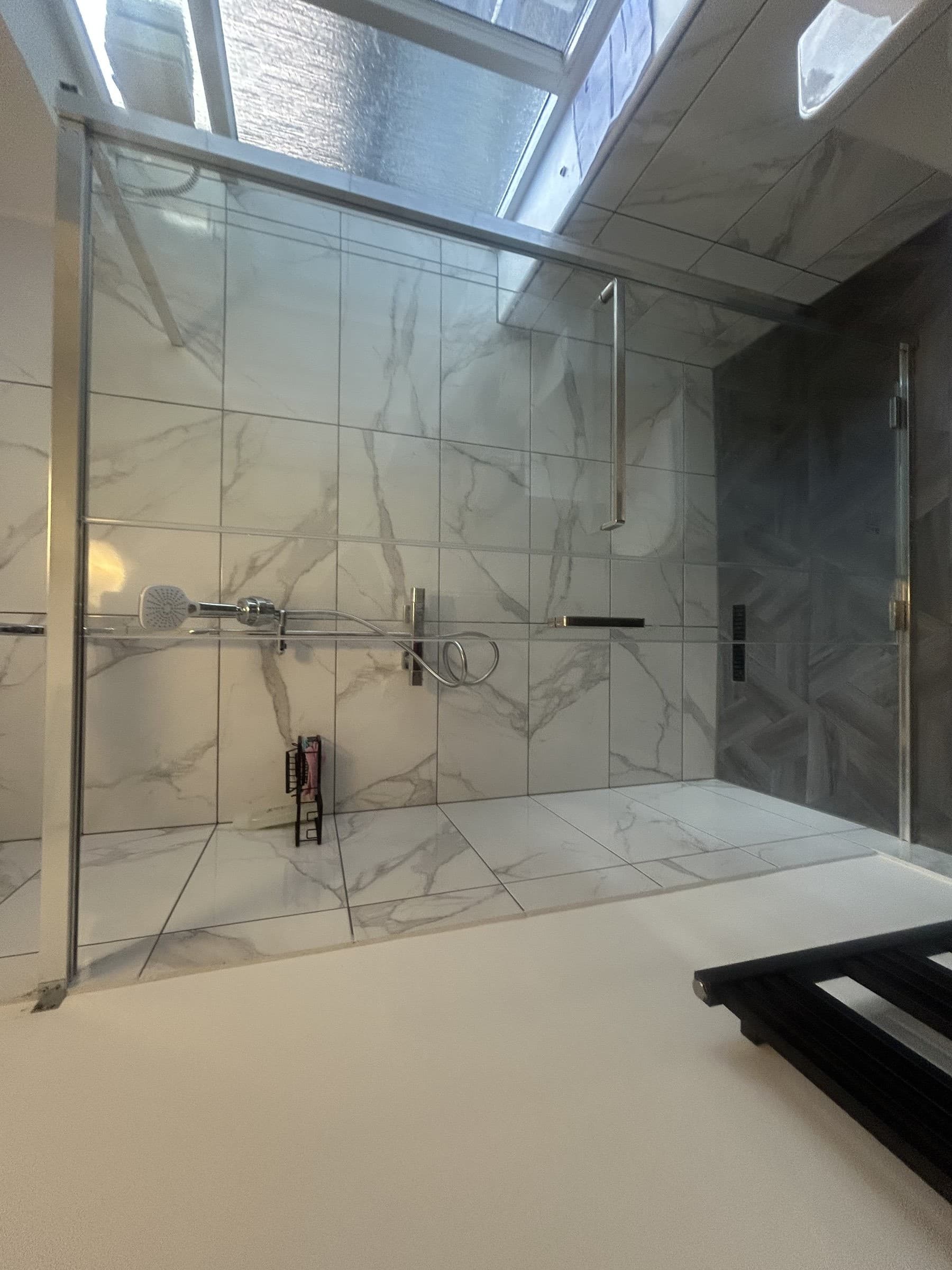 Marble-effect walk-in shower with glass screen, thermostatic valve and overhead rain shower head